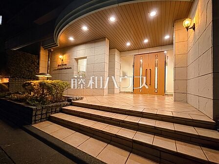 『おかえりなさいませ』夜遅い時間の帰宅の際でもいつも暖かく迎え入れてくれる、そんなほっこりとして気持ちにさせられるような綺麗で明るいエントランスです♪