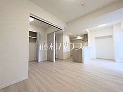 リビング　【ナイスブライトピア世田谷千歳台】 リビングに隣接する居室の引き戸を開ければさらに開放感が広がります。