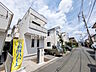 外観：接道状況および現場風景　【世田谷区給田4丁目】幅員5.5mのゆとりある南向き前面道路。開放感と心地よい陽当たりをもたらすロケーション　