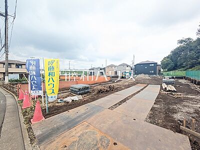 外観:接道状況および現場風景 【清瀬市旭が丘5丁目】 見学はしたいけど、なかなか時間が取れない・・・そんな方に出勤前や仕事終わりにマイホームを見学できるサポートをいたします。 外観:接道状況および現場風景 【清瀬市旭が丘5丁目】 見学はしたいけど、なかなか時間が取れない・・・そんな方に出勤前や仕事終わりにマイホームを見学できるサポートをいたします。