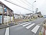 外観：接道状況および現場風景　【日野市百草】 前面道路幅も約6mあるので、全体としての見通しがよく、すれ違いや車を出し入れする際も安心です。