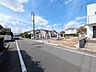 外観：接道状況および現場風景　【多摩市愛宕1丁目】