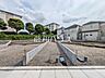外観：≪3号棟　外観≫ 旗竿地は、小さなお子様が急に道路に飛び出てしまうことを防ぎます。安心してお庭で遊ぶことができますね。　【多摩市東寺方】