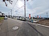 外観：接道状況および現場風景　【日野市新町5丁目】一戸建ての多いエリアのため、静かで落ち着いた雰囲気の街並みです。