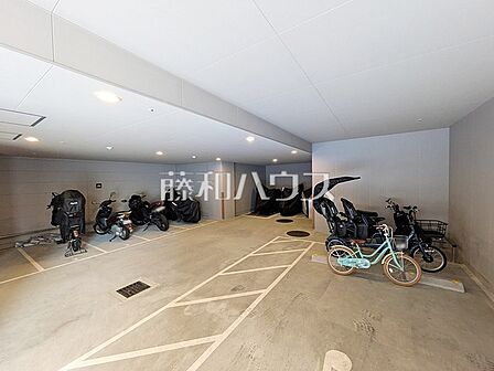 自転車置場 【アトラスシティ千歳烏山グランスイート 杜の棟】