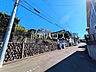 外観：接道状況および現場風景(解体中)　　【多摩市桜ヶ丘3丁目】