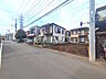 外観：接道状況および現場風景　【八王子市高倉町】 戸建住宅が立ち並ぶ住宅地。静かな時間の流れ。ゆっくりと傾きを変えていく陽の光が清楚な家々を色鮮やかに演出してくれます。