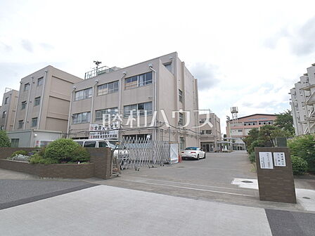 世田谷区立千歳中学校 (550m)