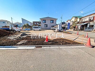 外観：接道状況および現場風景　【東久留米市氷川台1丁目】前面道路の幅員は約5ｍありますので、車の出し入れもスムーズに行えます。