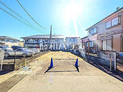 外観：現地写真　【国分寺市西元町2丁目】家族みんなの眩い笑顔、豊かな開口がもたらすこの場所は過ごす時を楽しむ時を紡ぐ場所、たくさんの笑顔があふれ心地よい時間が流れていくことでしょう。