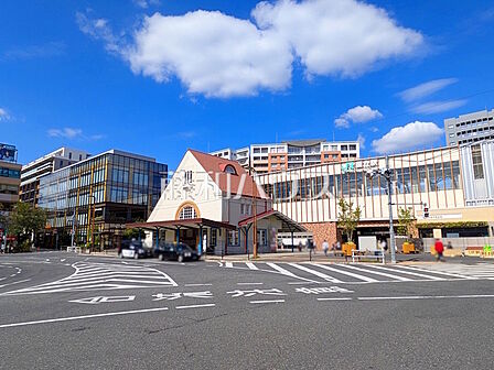 国立駅 (320m)