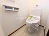 トイレ：トイレには窓があり、換気・採光が良好です。　【新座市大和田4丁目】