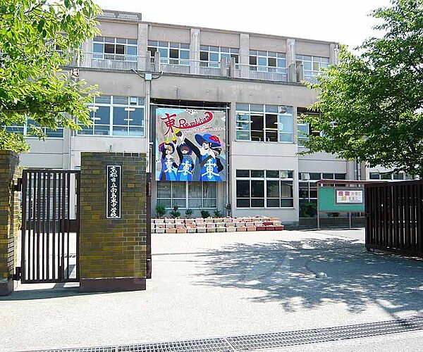 画像30:向島東中学校まで211m 活気のある中学校です。