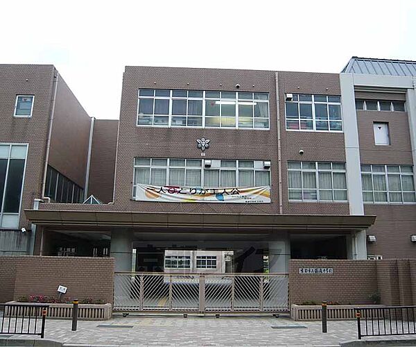 藤森中学校まで1600m 活気のある中学校です。