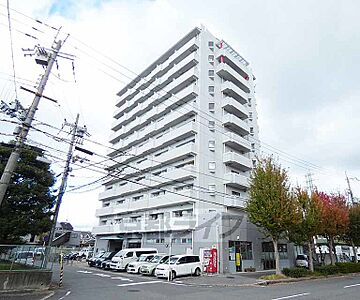 外観：スラッとそびえ立ったマンション