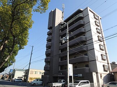 外観：川沿いのお洒落なマンションです♪