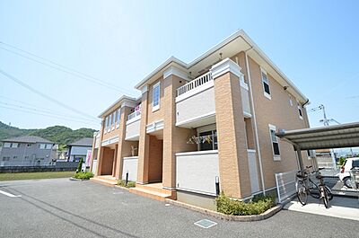 外観:お菓子の様なカラーのハイツ!カウンターキッチンもある広々としたお部屋! 外観:お菓子の様なカラーのハイツ!カウンターキッチンもある広々としたお部屋!