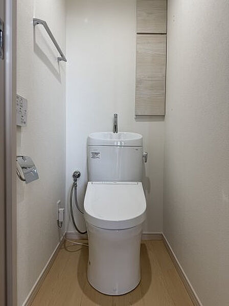 トイレは快適な温水洗浄機能付です。