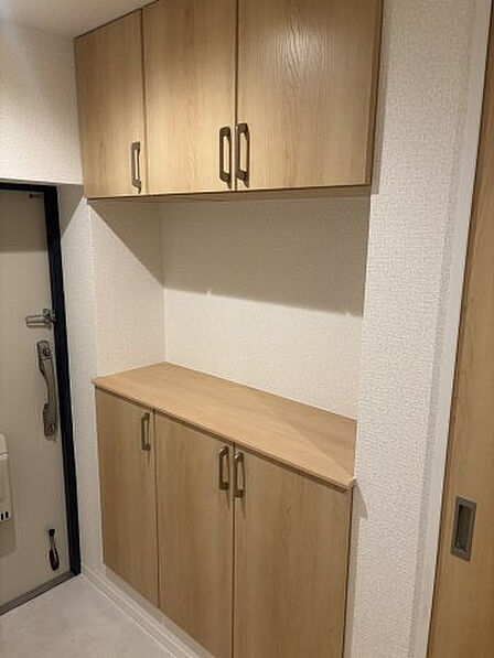 玄関横に収納があるので片付いた玄関がキープできます。