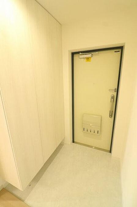 玄関はツーロック仕様で防犯面にも配慮。外出時や在宅時も安心感のある住まいです。セキュリティ性を高め、ご家族の暮らしをしっかり守ります。安心してお過ごしいただけます。