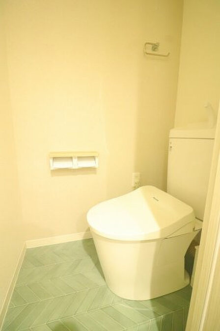 温水洗浄便座付きで毎日快適に使える、清潔感のあるトイレ空間です。