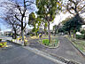 周辺：南側目の前の公園