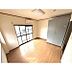 寝室：フローリングのキレイなお部屋です。