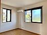寝室：フローリングのお部屋です。