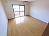 寝室：日当たり良好の明るいお部屋です。（同等タイプ別物件の写真です）