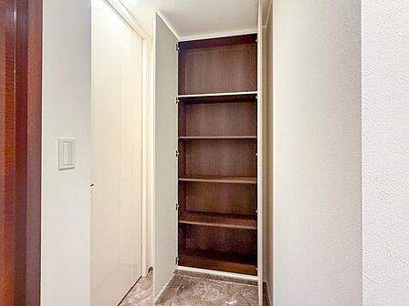 各居室にクローゼットがあり、洋服タンスなどを置く必要がないのでお部屋を広く使えます。