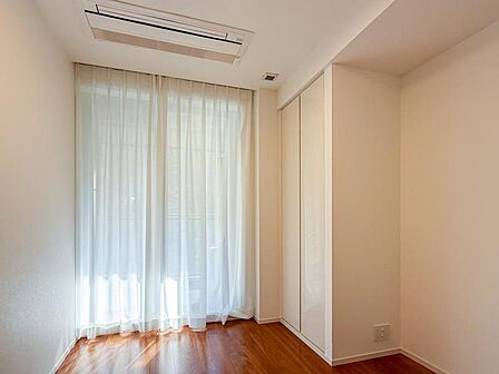 窓からたっぷりと陽光が注がれる明るい空間。時を忘れて過ごす場所として過ごせるお部屋にクローゼットをご用意。快適なプライベート空間となっています。