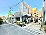 外観：前面道路は車通りの少ない道です。小さなお子様も安心してお過ごしいただけます。