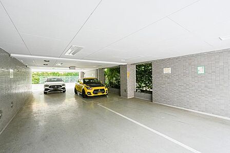 敷地内に設けられた駐車スペース。