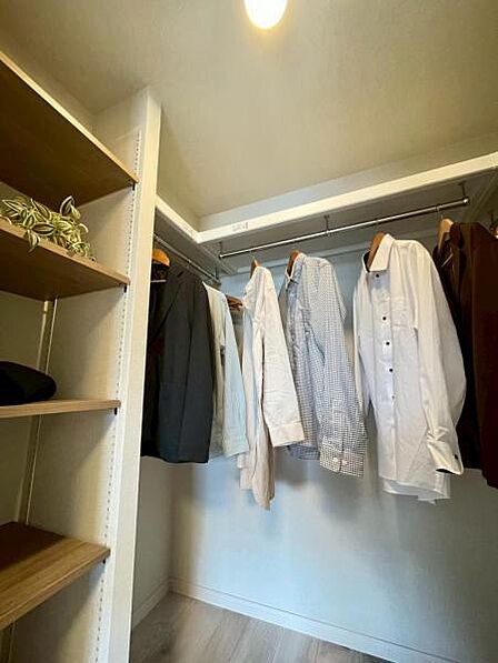 大きなウォークインクローゼットは、ママのたくさんのバッグや、お年頃のお嬢様のお洋服、ご子息様の趣味の道具やパパのビシッとしたスーツをしまってもまだまだ余裕たっぷりです。