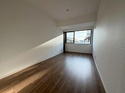 窓からの光は居室を明るく照らしてくれます。