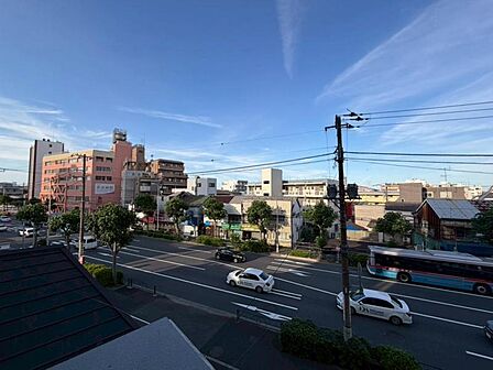 季節による景色の変化を日常の生活と共に感じてください。
