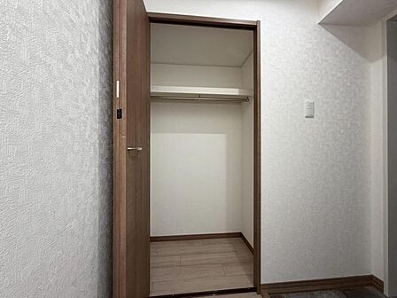 大切なお洋服にしわを付けずにそのまましまうことが出来ます。思い出のお洋服は思い出と一緒に大切に保管しましょう。