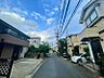 外観：車通りの少ない前面道路
