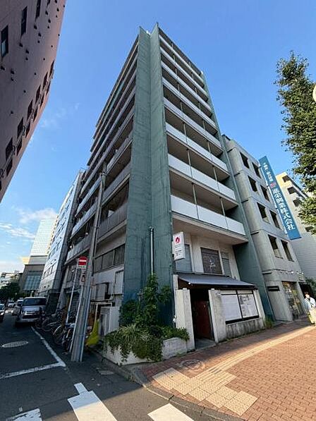 天気の良い空、緑と好相性。そのスマートな佇まいについ足を止めてしまいそうになります。
