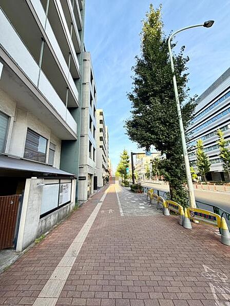 駅からの帰り道には最寄りのスーパーがございます。毎日のご通勤など非常に助かります。
