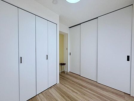 一日の疲れを取る主寝室は大型のベッドも配置が可能です。窓から注がれる光で家族とのコミュニケーションも明るくなりそうです。