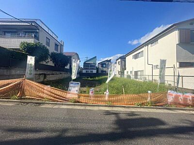 外観：爽やかな陽光がもたらす至福の時間、ゆっくりと装いを変えていく街の情景、高く青い空のと悠久を感じる自然、この街ならではの美しい情景が織りなす時を感じ始まる家族の物語