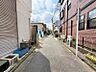 外観：お住まいの前を通るのはご近所さんだけの閑静な道です。