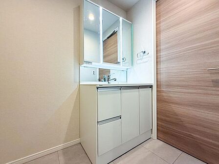 三面鏡の付いた洗面化粧台は、鏡面裏側にも機能的な収納を配置。普段使いの洗面小物やスキンケア用品などが衛生的に保管できます。