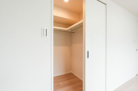 各部屋に備えられたクローゼット。普段使わないものを全部しまってしまえば、お部屋の空間をたっぷり使うことが出来ます。