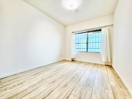 一日の疲れを取る主寝室は大型のベッドも配置が可能です。窓から注がれる光で家族とのコミュニケーションも明るくなりそうです。