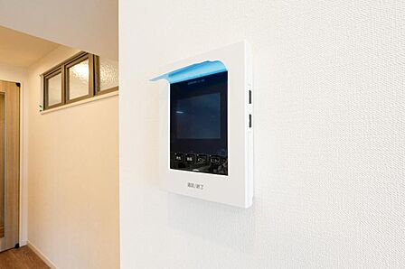 誰が来ても分かるようにテレビモニター付きインターホンを設置。防犯上でも役立ちます。