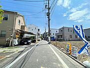 お住まいの前を通るのはご近所さんだけの閑静な私道です。静かな住環境を叶えられます。
