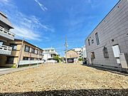 スーパーや生活施設も充実した、暮らしやすい住環境です。