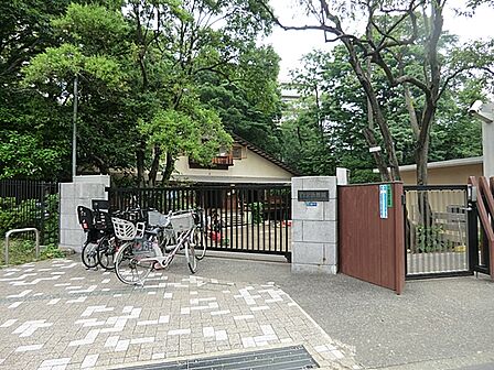 白金幼稚園 590m